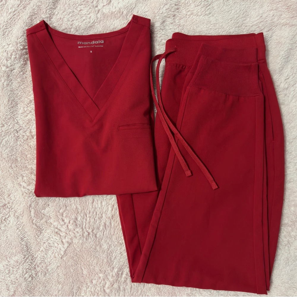 Mandala scrubs set in color Garnet